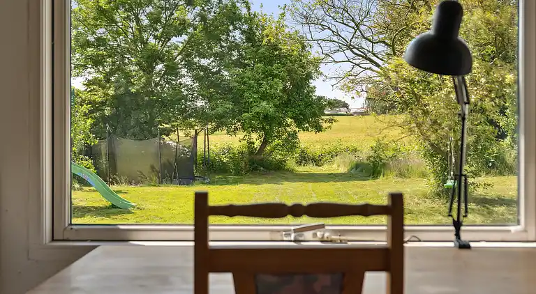 Mysigt landhus nära strand och sjö