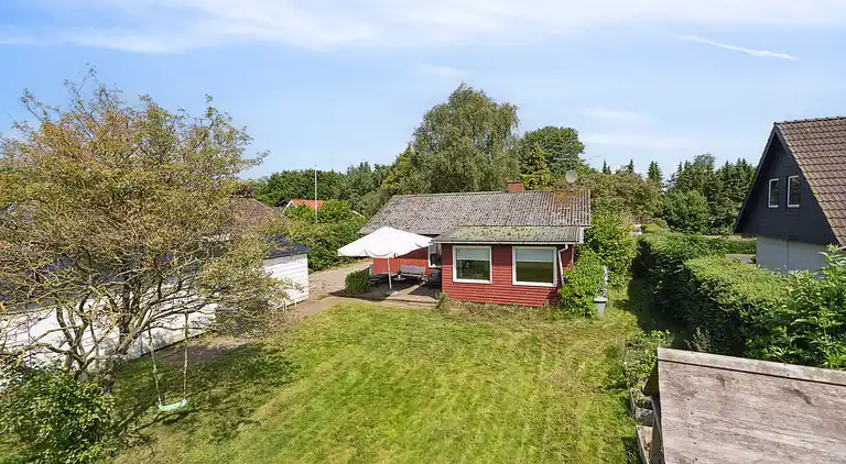 Mysigt landhus nära strand och sjö