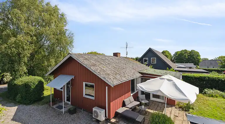 Mysigt landhus nära strand och sjö
