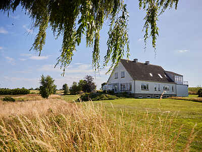 Abkjeldsgård   Helnæs Byvej 11