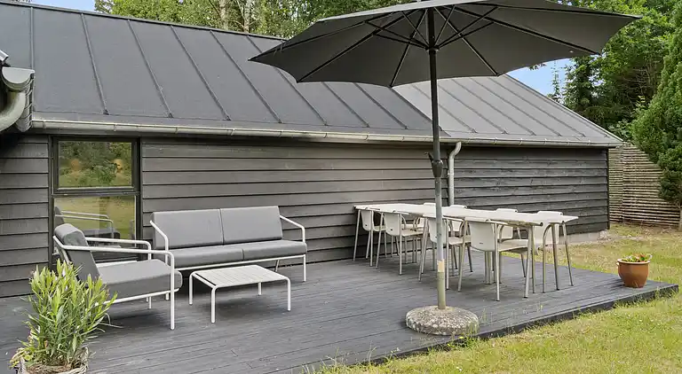 Nyrenoveret sommerhus tæt på strand