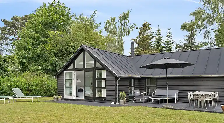 Nyrenoveret sommerhus tæt på strand