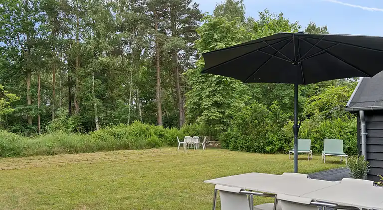 Nyrenoveret sommerhus tæt på strand