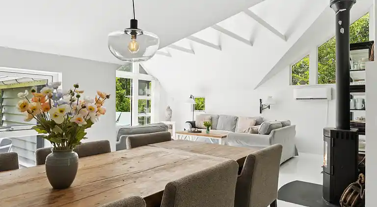 Nyrenoveret sommerhus tæt på strand