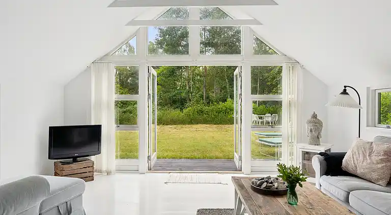 Nyrenoveret sommerhus tæt på strand