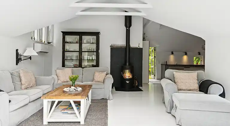 Nyrenoveret sommerhus tæt på strand