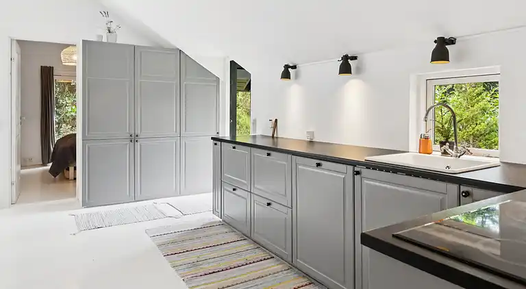 Nyrenoveret sommerhus tæt på strand