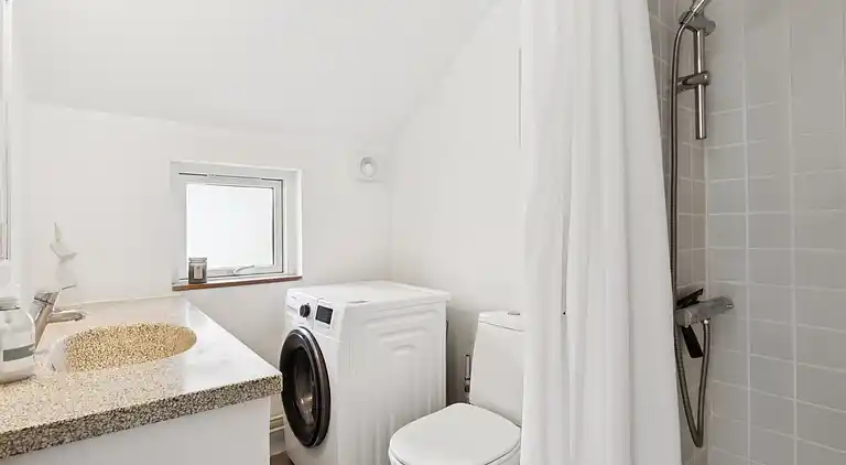 Nyrenoveret sommerhus tæt på strand