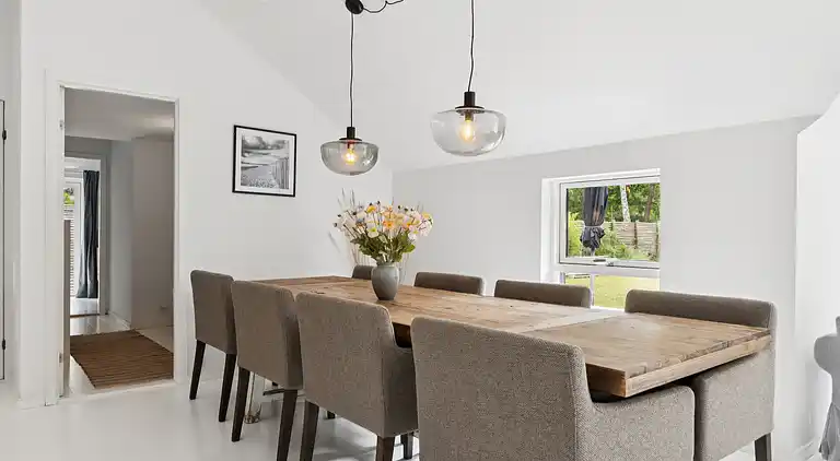 Nyrenoveret sommerhus tæt på strand