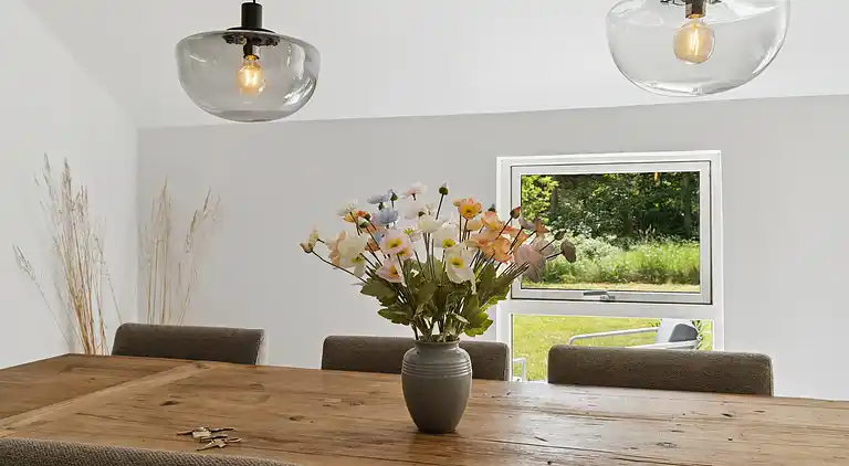 Nyrenoveret sommerhus tæt på strand