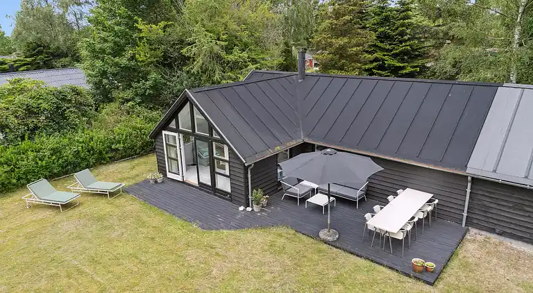 Nyrenoveret sommerhus tæt på strand