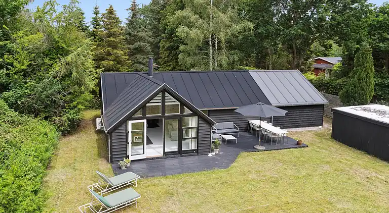 Nyrenoveret sommerhus tæt på strand