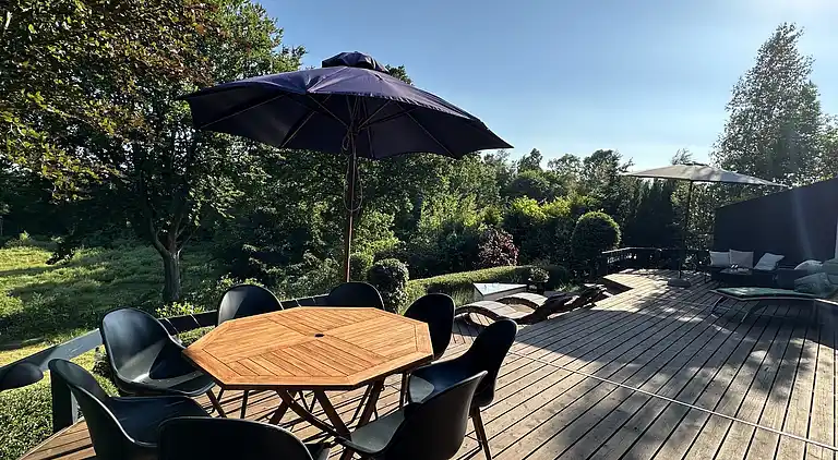 Summer house with terrace overlooking nature