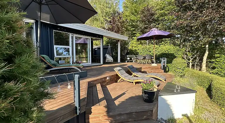 Summer house with terrace overlooking nature