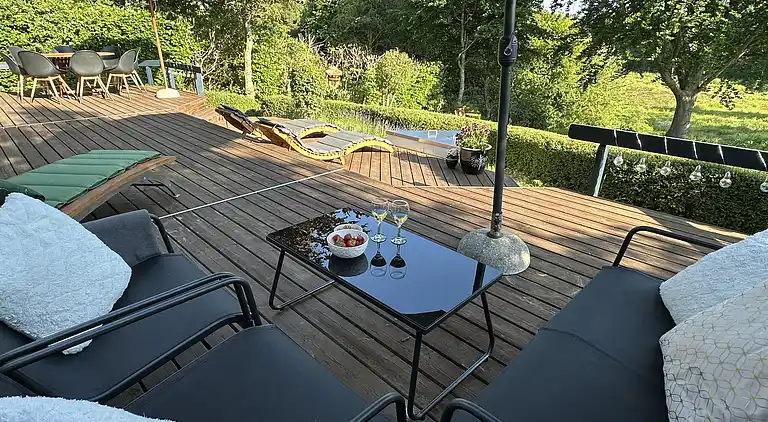 Summer house with terrace overlooking nature