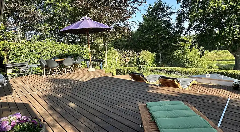 Summer house with terrace overlooking nature