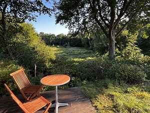 Sommerhus med stor terrasse ud til naturen
