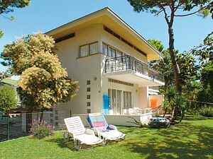 Villa for 8 guests with private fenced garden in Lignano