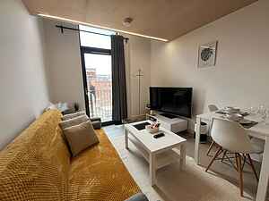 2 Level Apartment - Balcony - Free Parking - Manchester