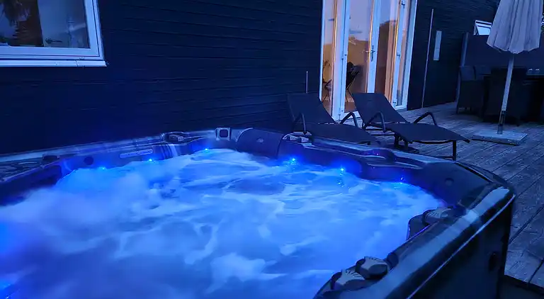 Schönes neues Ferienhaus mit aussen whirlpool