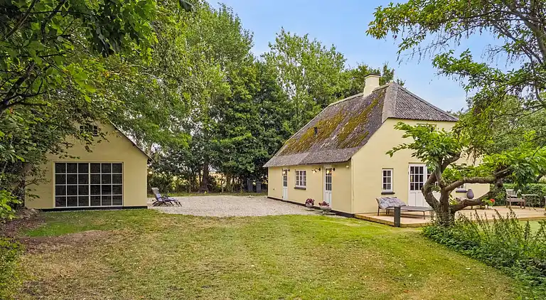 Helt uforstyrret sommerhus i idylliske omgivelser