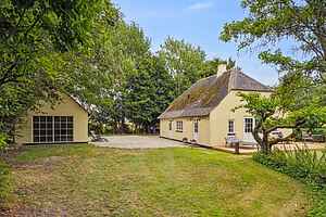 Helt uforstyrret sommerhus i idylliske omgivelser