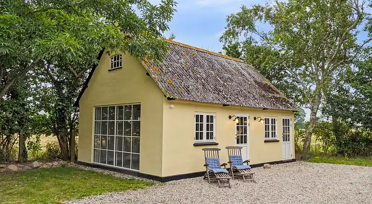Helt uforstyrret sommerhus i idylliske omgivelser
