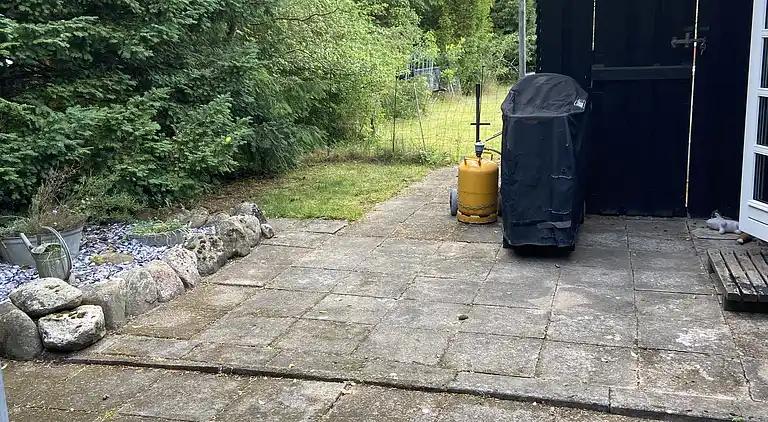 Et lille charmerende “rigtigt” sommerhus på Orø