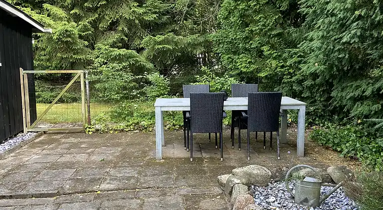 Et lille charmerende “rigtigt” sommerhus på Orø