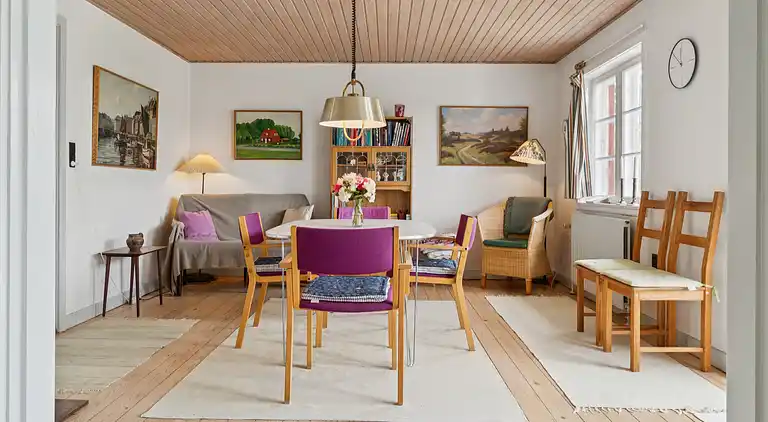 Familieferie nær strand, by og natur