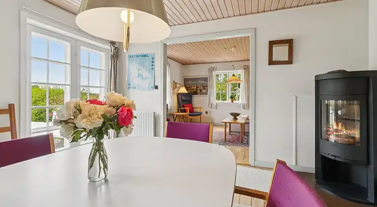 Familieferie nær strand, by og natur