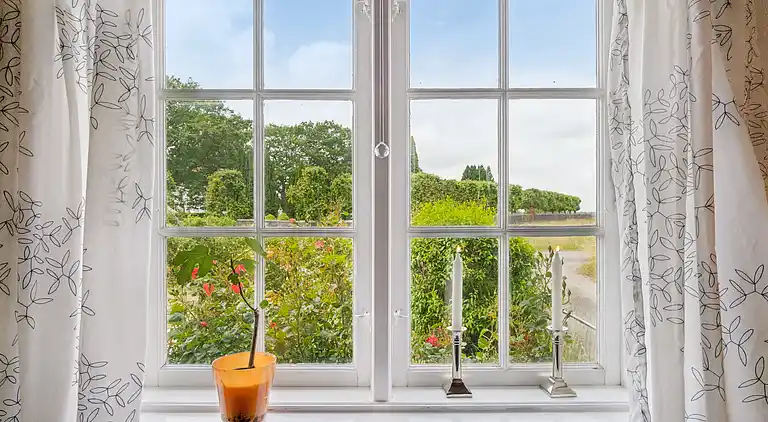 Familieferie nær strand, by og natur