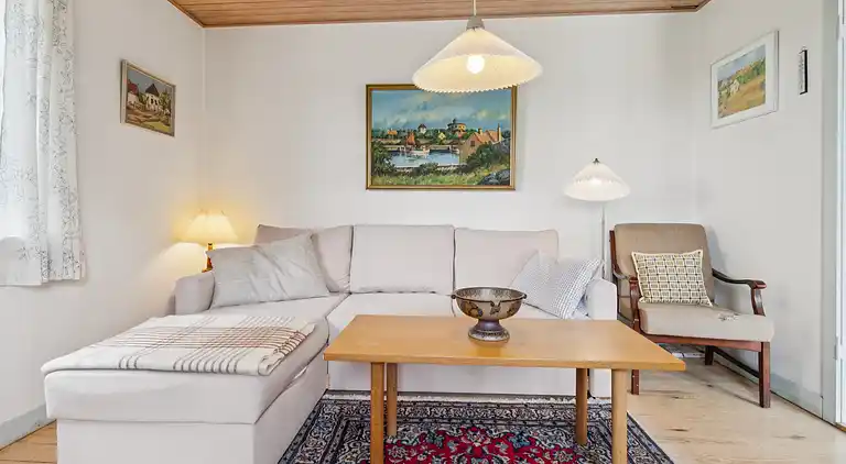 Familieferie nær strand, by og natur