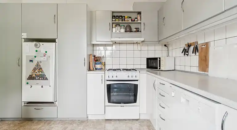 Familieferie nær strand, by og natur