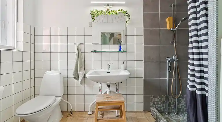 Familieferie nær strand, by og natur