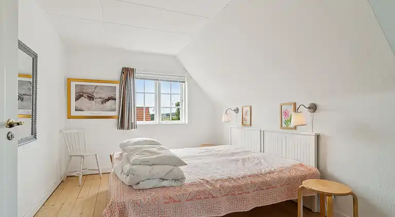 Familieferie nær strand, by og natur