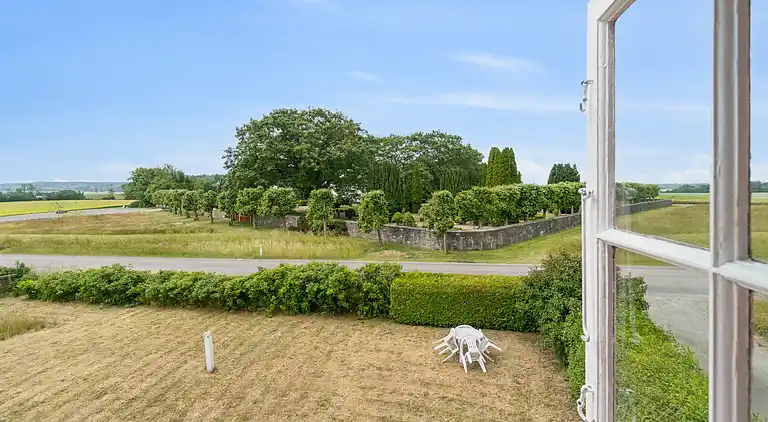 Familieferie nær strand, by og natur