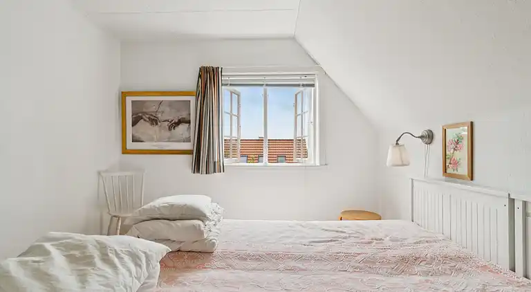 Familieferie nær strand, by og natur