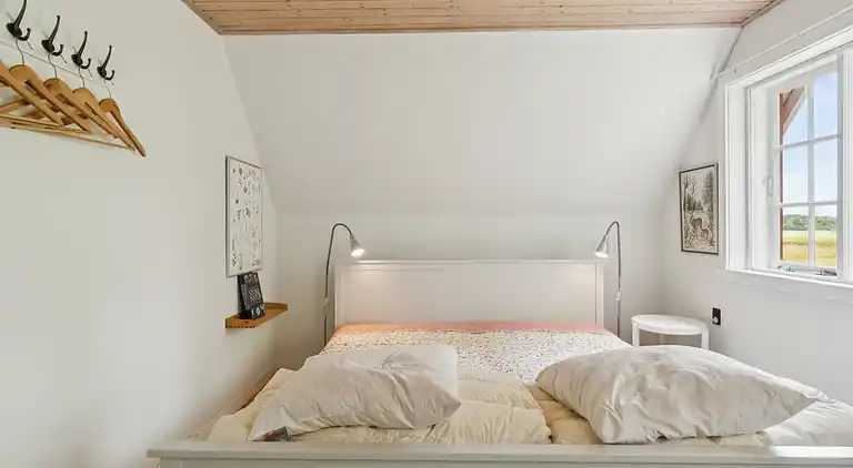 Familieferie nær strand, by og natur