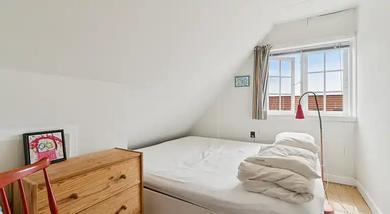 Familieferie nær strand, by og natur