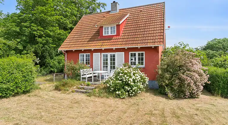 Familieferie nær strand, by og natur