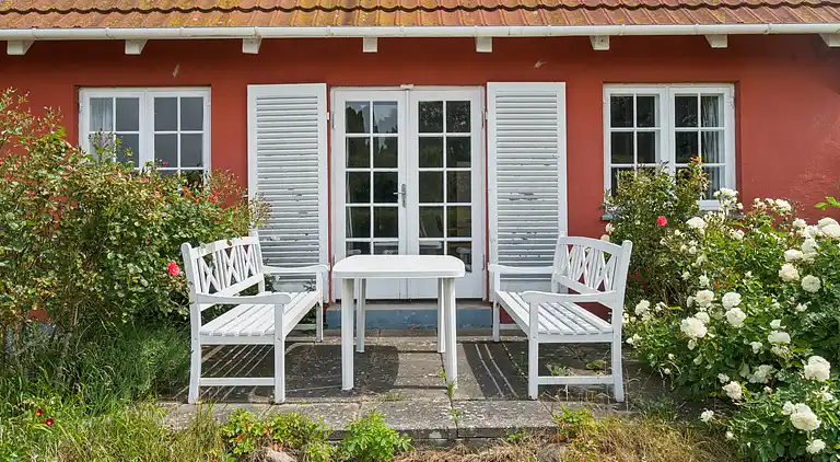 Familieferie nær strand, by og natur