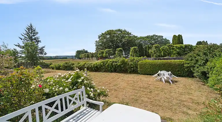 Familieferie nær strand, by og natur