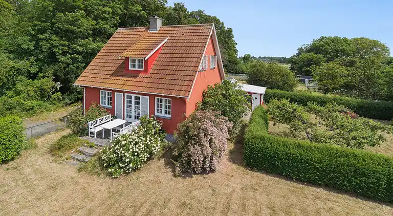 Familieferie nær strand, by og natur