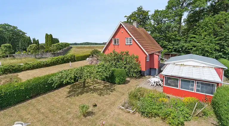 Familieferie nær strand, by og natur