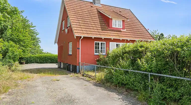 Familieferie nær strand, by og natur