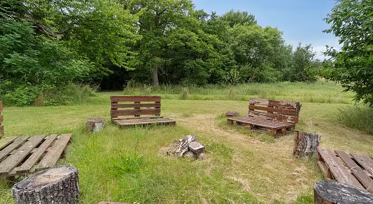 Naturnahe Lage bei Wald, Golf und Strand