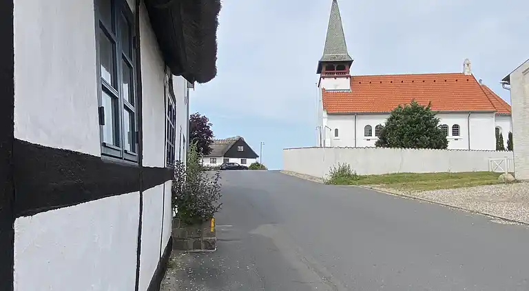 Idyllisk sommerhus få meter fra kysten