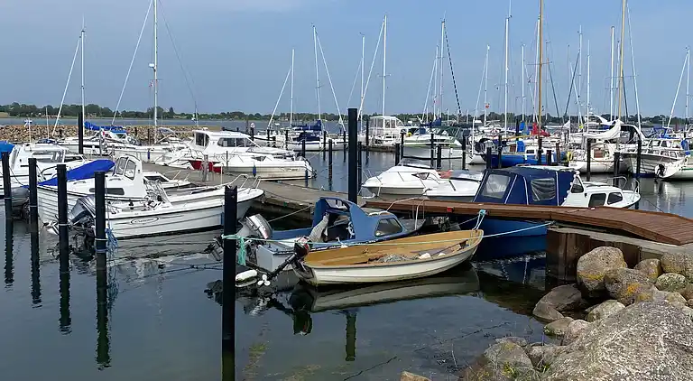 Idyllisk sommerhus få meter fra kysten