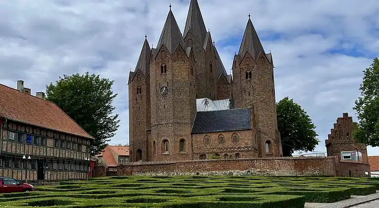 Idyllisk sommerhus få meter fra kysten